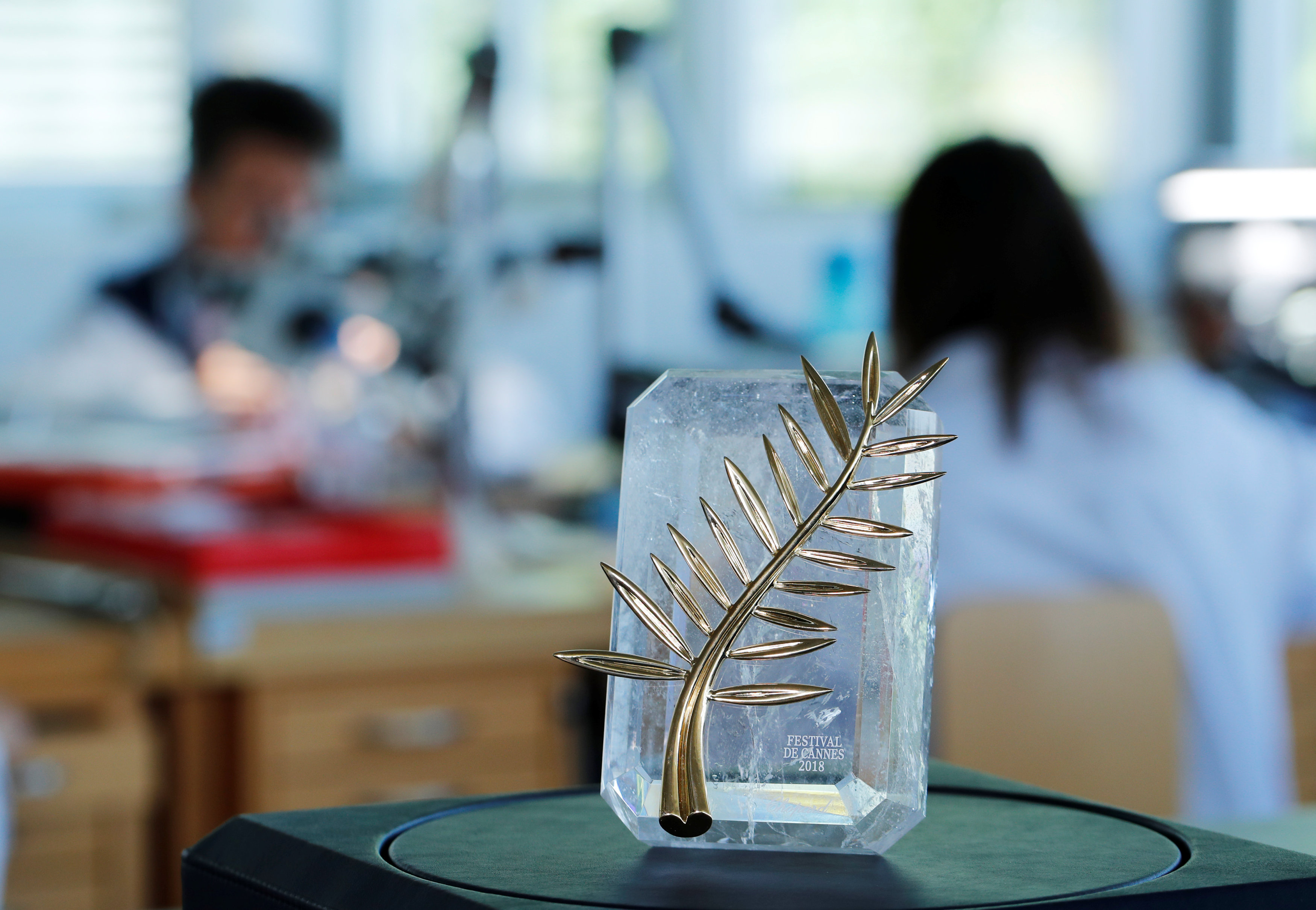 Εντυπωσιακές εικόνες: Πώς κρύσταλλο και χρυσός μετατρέπονται σε… Χρυσούς Φοίνικες-3