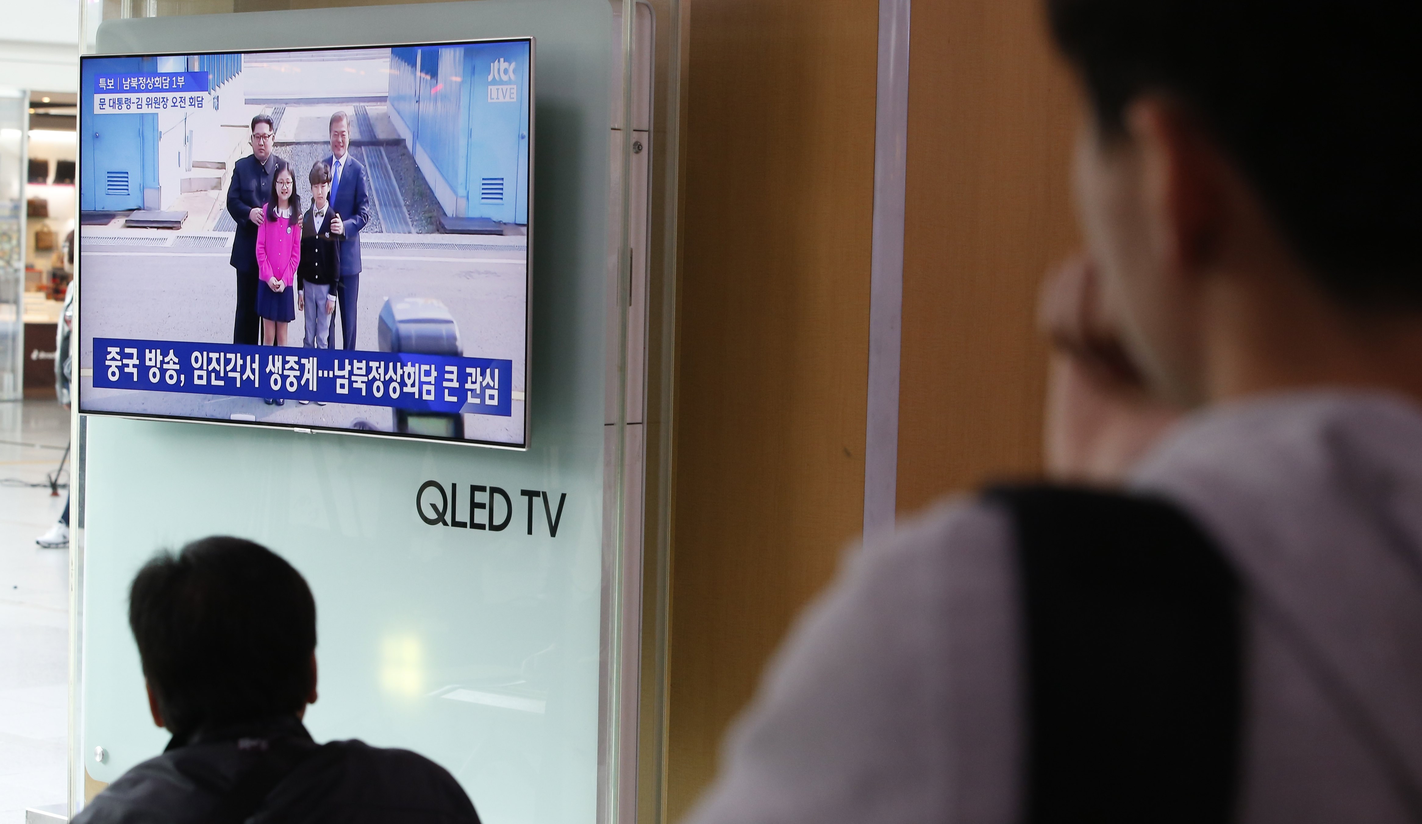 Θερμή χειραψία Κιμ Γιονγκ Ουν και Μουν Τζε-ιν στη διακορεατική: «Σε νέα εποχή οδεύουν οι δύο χώρες»-7