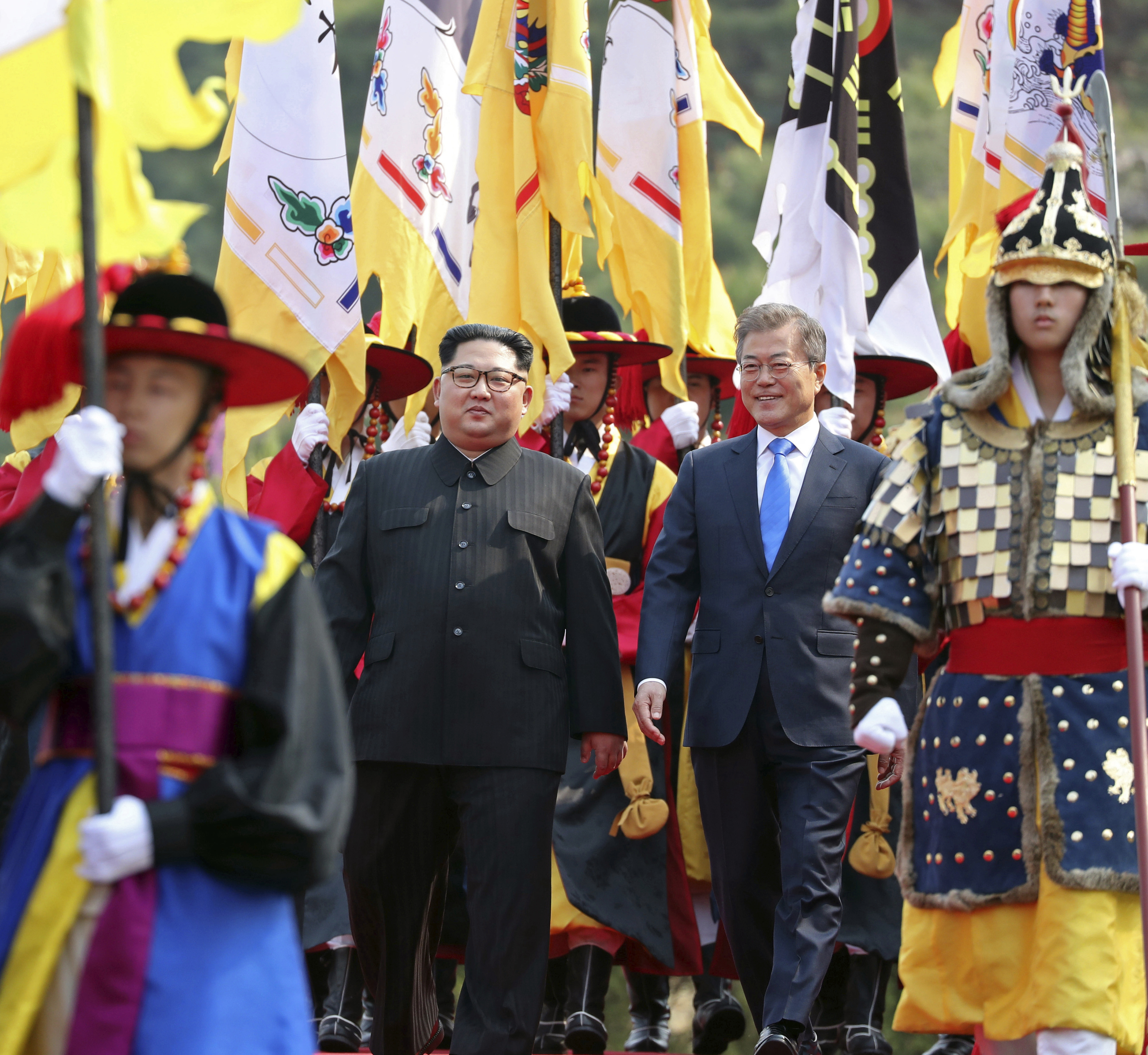 Θερμή χειραψία Κιμ Γιονγκ Ουν και Μουν Τζε-ιν στη διακορεατική: «Σε νέα εποχή οδεύουν οι δύο χώρες»-3