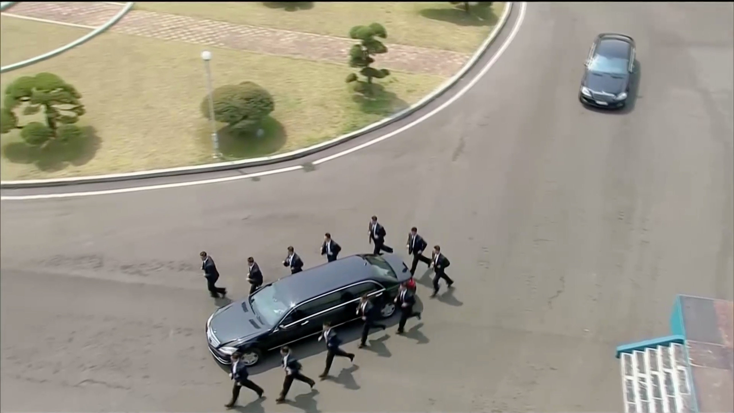 Θερμή χειραψία Κιμ Γιονγκ Ουν και Μουν Τζε-ιν στη διακορεατική: «Σε νέα εποχή οδεύουν οι δύο χώρες»-6