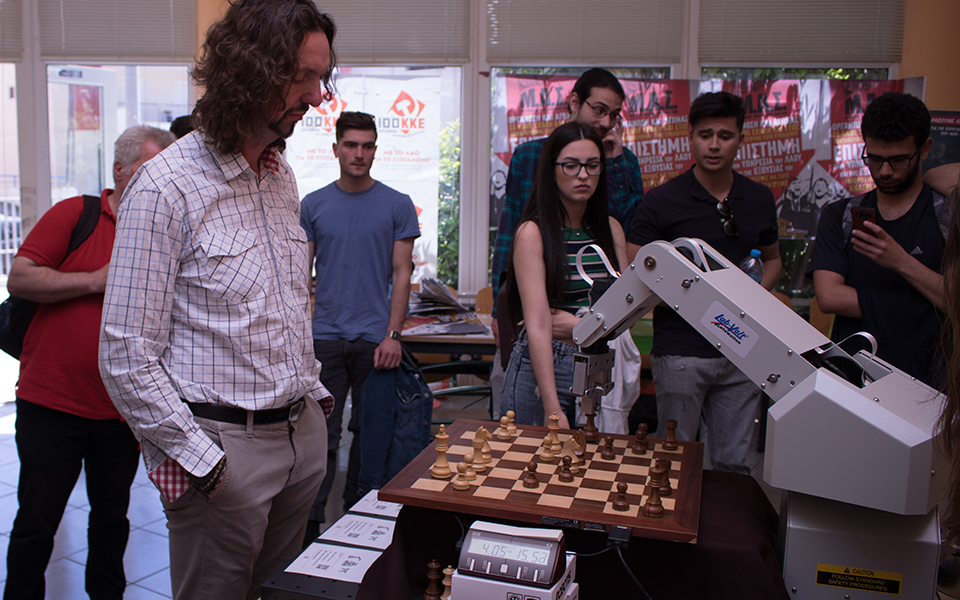 Ρομπότ που παίζει σκάκι από την ομάδα Hyperion Robotics του Πολυτεχνείου Κοζάνης-1