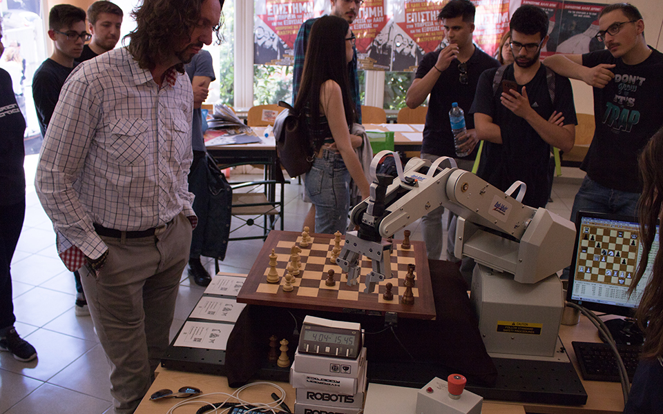 Ρομπότ που παίζει σκάκι από την ομάδα Hyperion Robotics του Πολυτεχνείου Κοζάνης-2