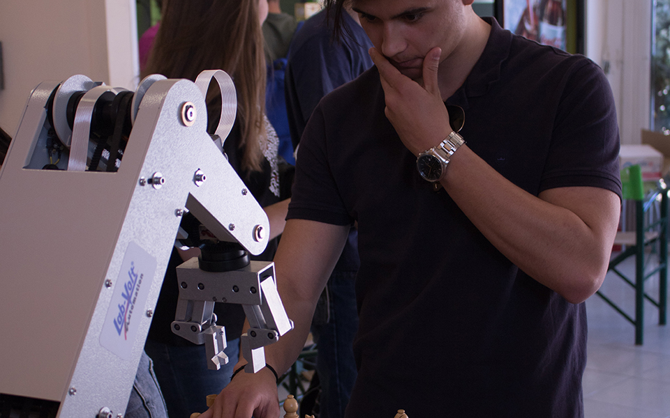 Ρομπότ που παίζει σκάκι από την ομάδα Hyperion Robotics του Πολυτεχνείου Κοζάνης-3