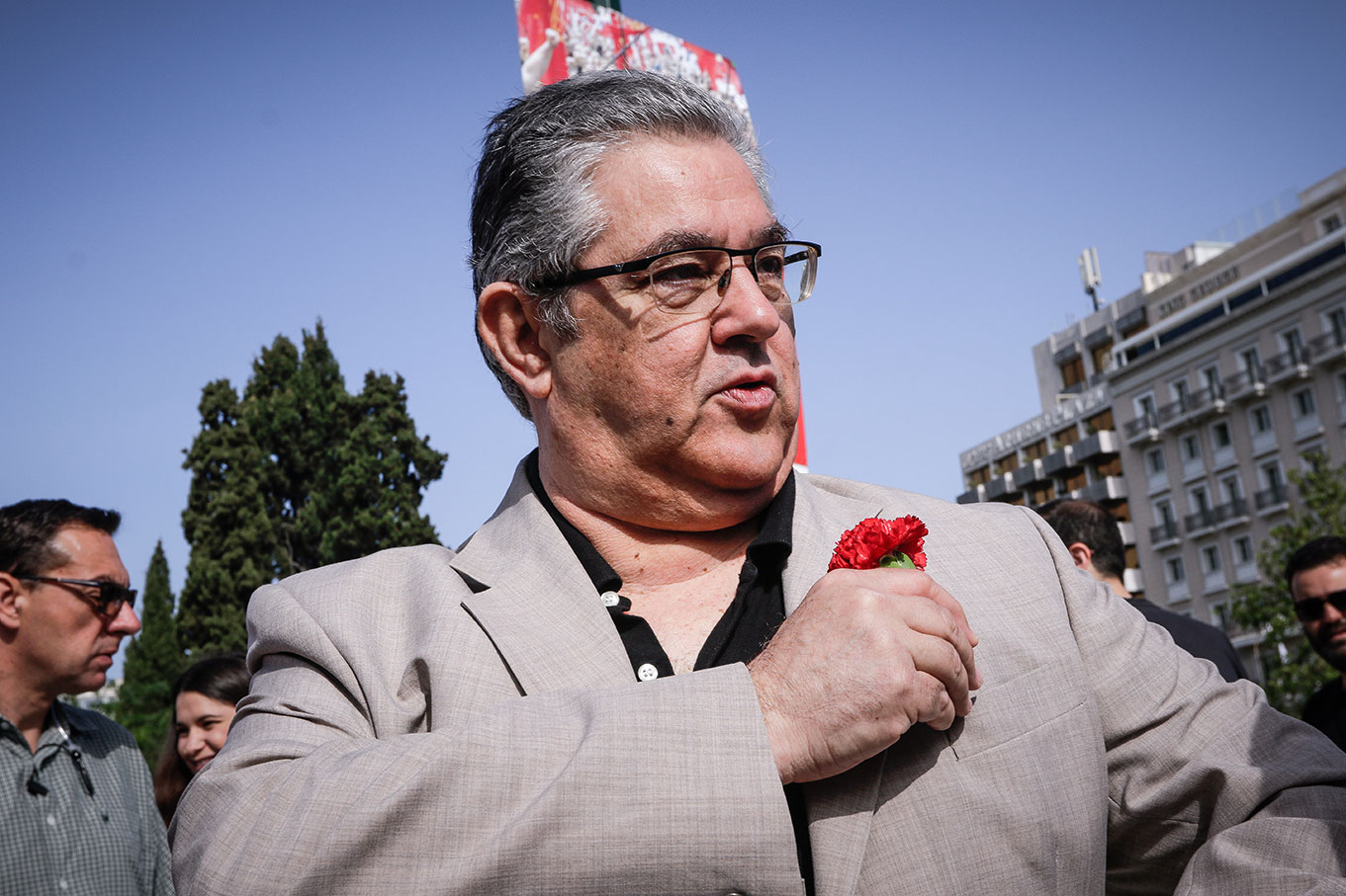 Στεφάνια, γαρύφαλλα και άρματα στις συγκεντρώσεις για την Πρωτομαγιά (φωτογραφίες)-4