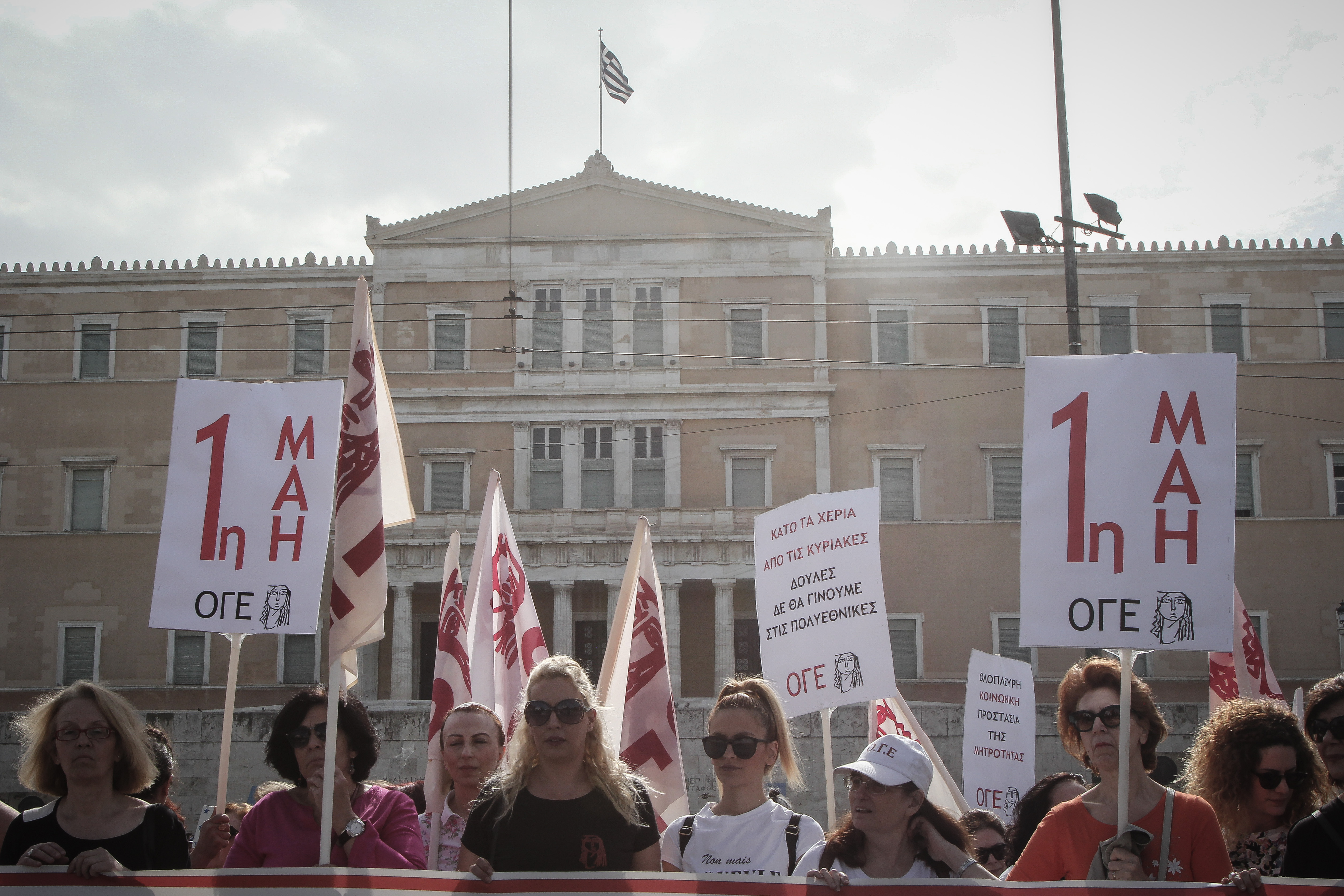 Στεφάνια, γαρύφαλλα και άρματα στις συγκεντρώσεις για την Πρωτομαγιά (φωτογραφίες)-1