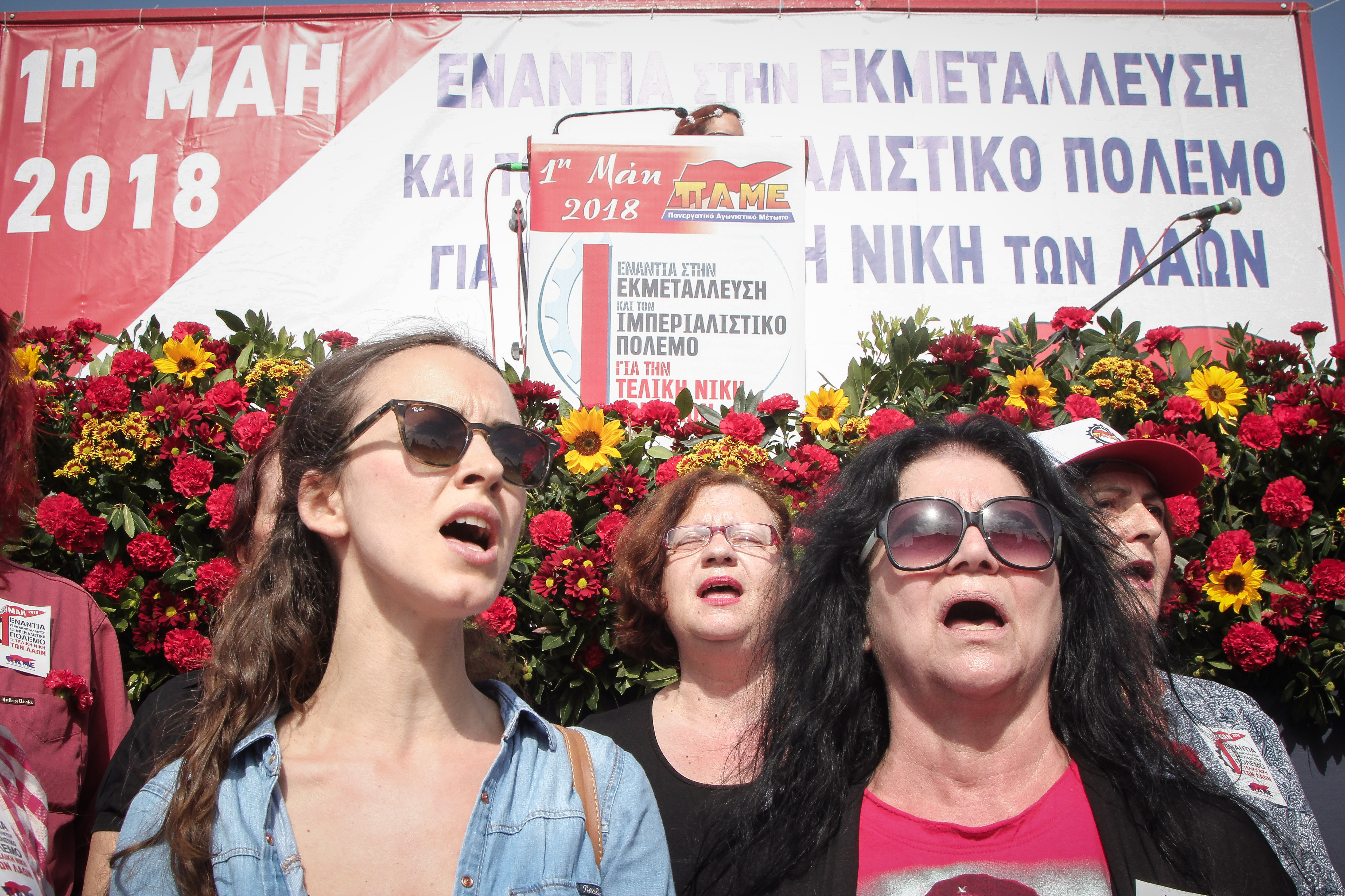 Στεφάνια, γαρύφαλλα και άρματα στις συγκεντρώσεις για την Πρωτομαγιά (φωτογραφίες)-2