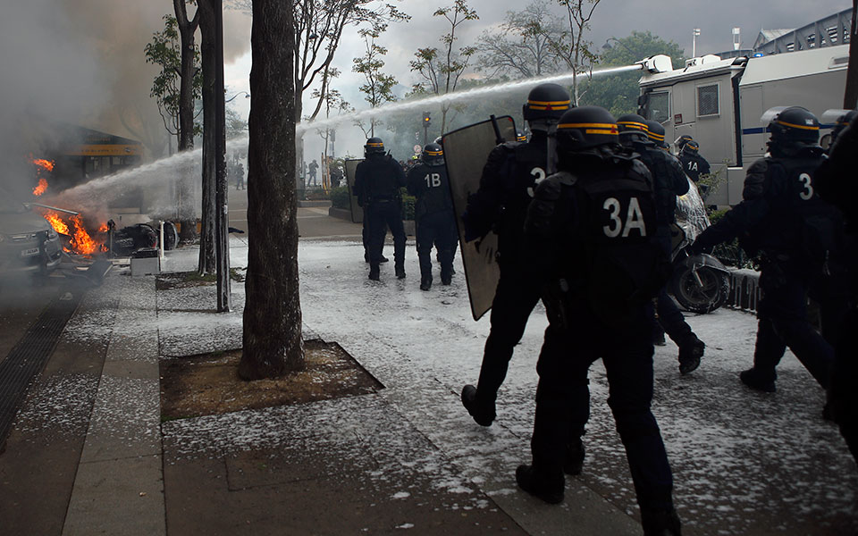Συγκρούσεις στην πορεία για την Πρωτομαγιά στο Παρίσι – 200 προσαγωγές (φωτογραφίες)-3