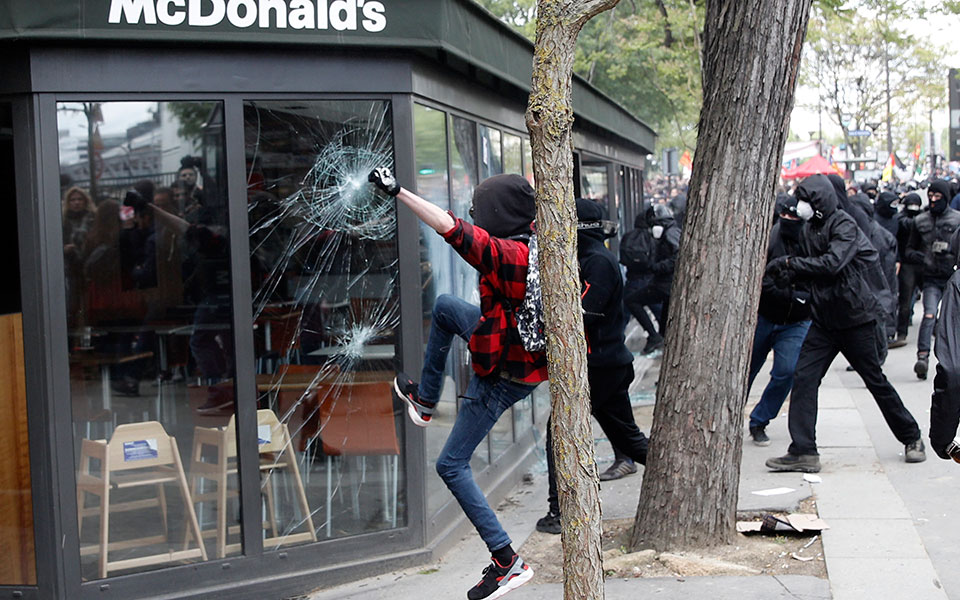 Συγκρούσεις στην πορεία για την Πρωτομαγιά στο Παρίσι – 200 προσαγωγές (φωτογραφίες)-5