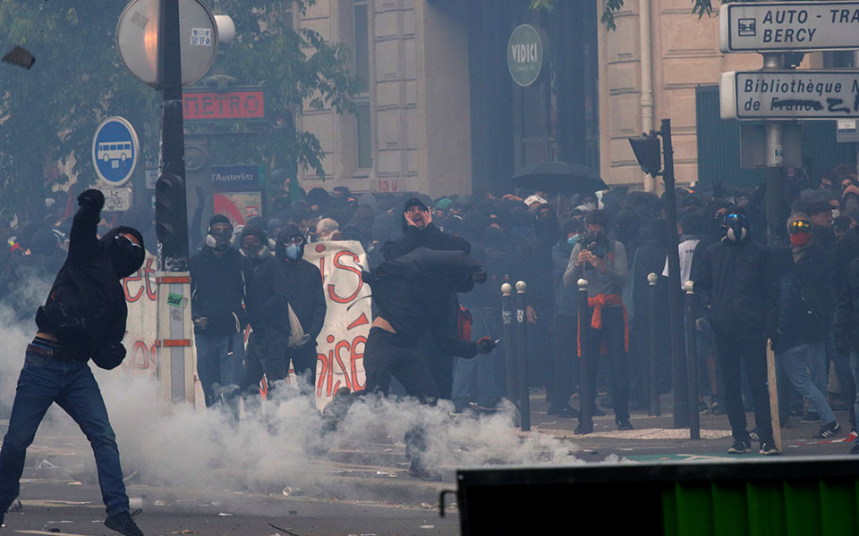 Συγκρούσεις στην πορεία για την Πρωτομαγιά στο Παρίσι – 200 προσαγωγές (φωτογραφίες)-4