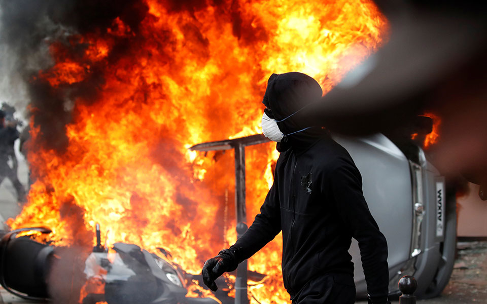 Συγκρούσεις στην πορεία για την Πρωτομαγιά στο Παρίσι – 200 προσαγωγές (φωτογραφίες)-1