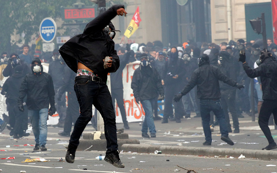 Συγκρούσεις στην πορεία για την Πρωτομαγιά στο Παρίσι – 200 προσαγωγές (φωτογραφίες)-7
