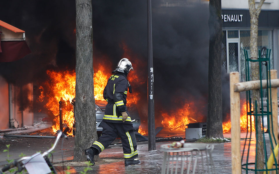Συγκρούσεις στην πορεία για την Πρωτομαγιά στο Παρίσι – 200 προσαγωγές (φωτογραφίες)-6