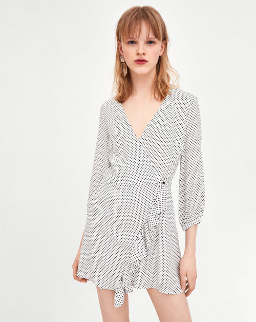 H Emily Ratajkowski φόρεσε το πιο ”διάσημο” κομμάτι αυτού του μήνα!-6