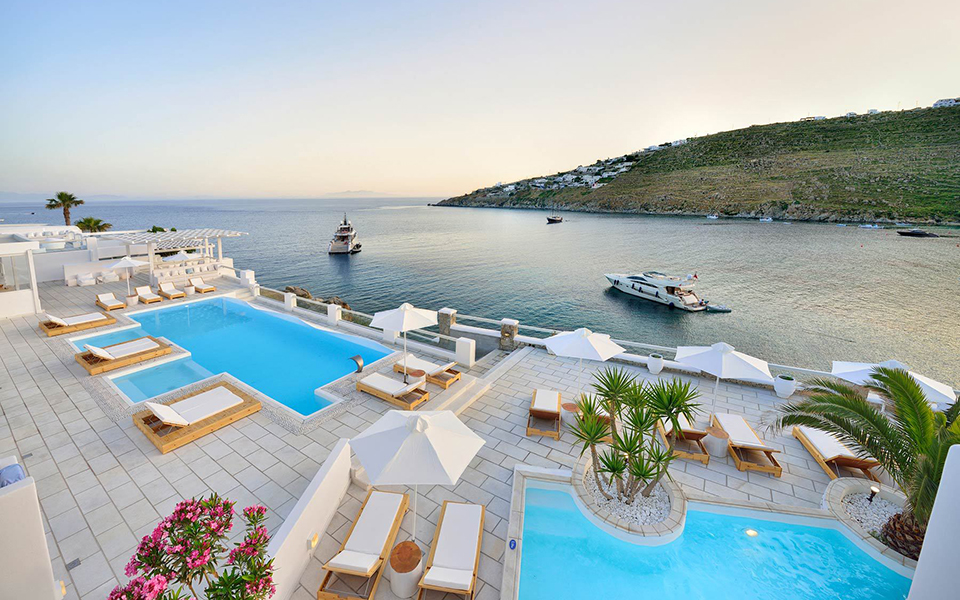 Στα ύψη οι τιμές ξενοδοχείων σε Μύκονο και Σαντορίνη-2