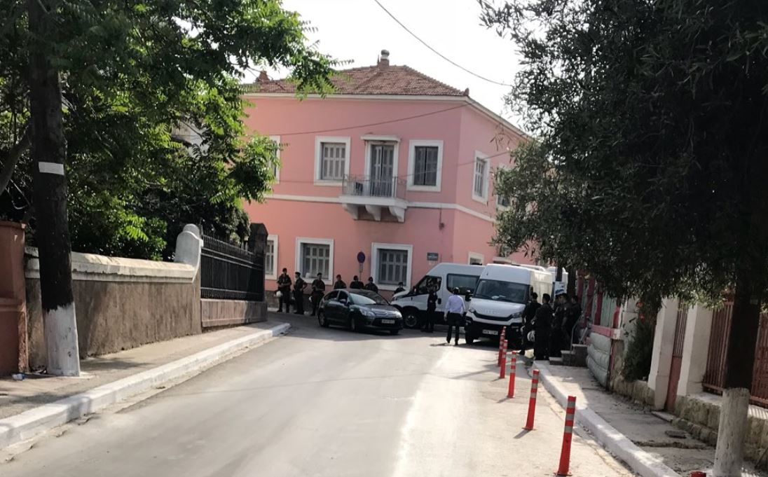 Υπό αστυνομικό κλοιό στη Λέσβο ο Αλ. Τσίπρας – Καθολική η συμμετοχή στην απεργία (φωτογραφίες)-3