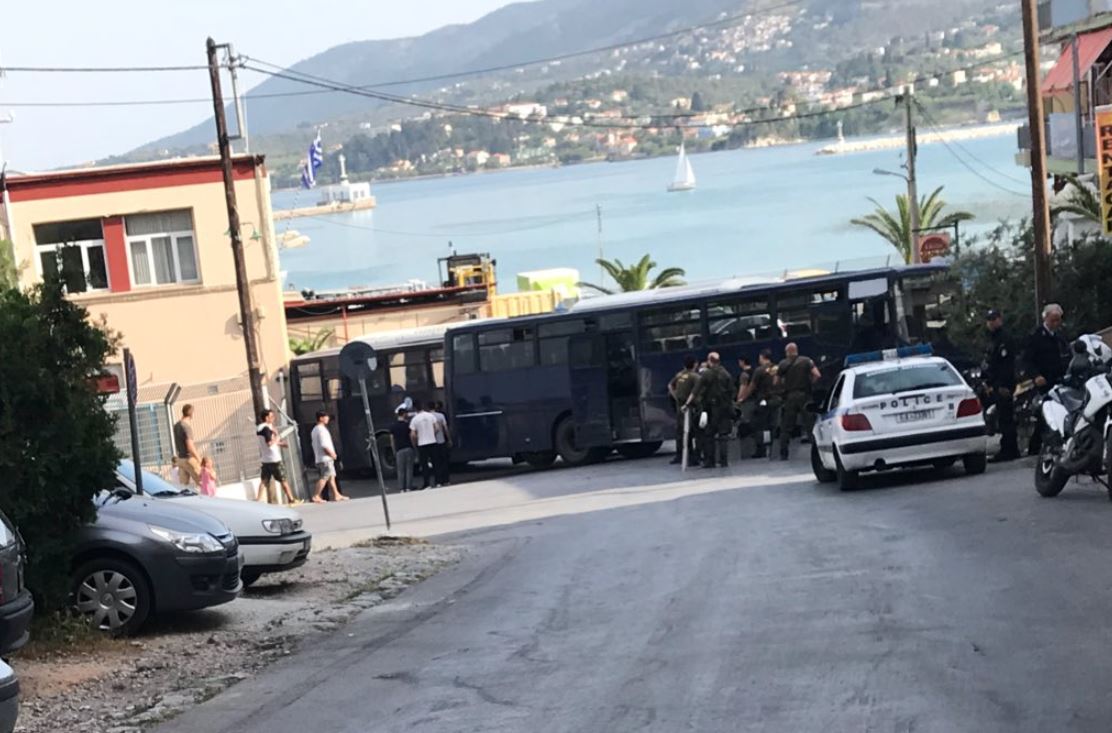 Υπό αστυνομικό κλοιό στη Λέσβο ο Αλ. Τσίπρας – Καθολική η συμμετοχή στην απεργία (φωτογραφίες)-1