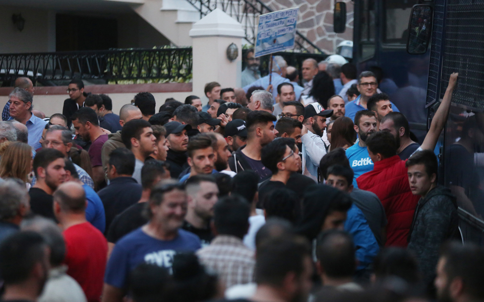 Μυτιλήνη: Επεισόδια από ομάδα νεαρών που προσπαθούσαν να φθάσουν στη γενική γραμματεία Αιγαίου και Νησιωτικής Πολιτικής-3