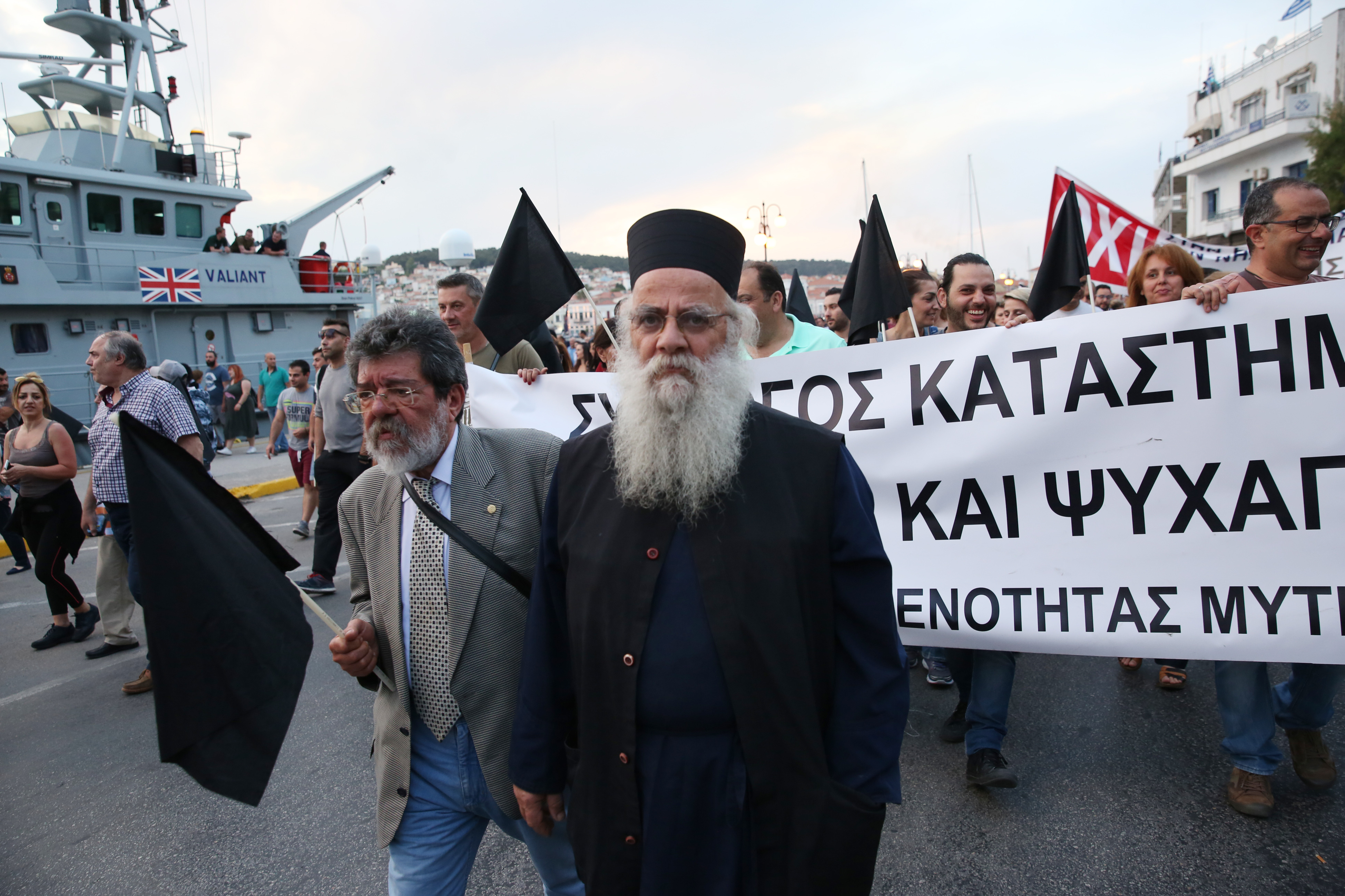 Μυτιλήνη: Επεισόδια από ομάδα νεαρών που προσπαθούσαν να φθάσουν στη γενική γραμματεία Αιγαίου και Νησιωτικής Πολιτικής-6