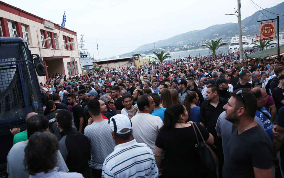 Μυτιλήνη: Επεισόδια από ομάδα νεαρών που προσπαθούσαν να φθάσουν στη γενική γραμματεία Αιγαίου και Νησιωτικής Πολιτικής-5