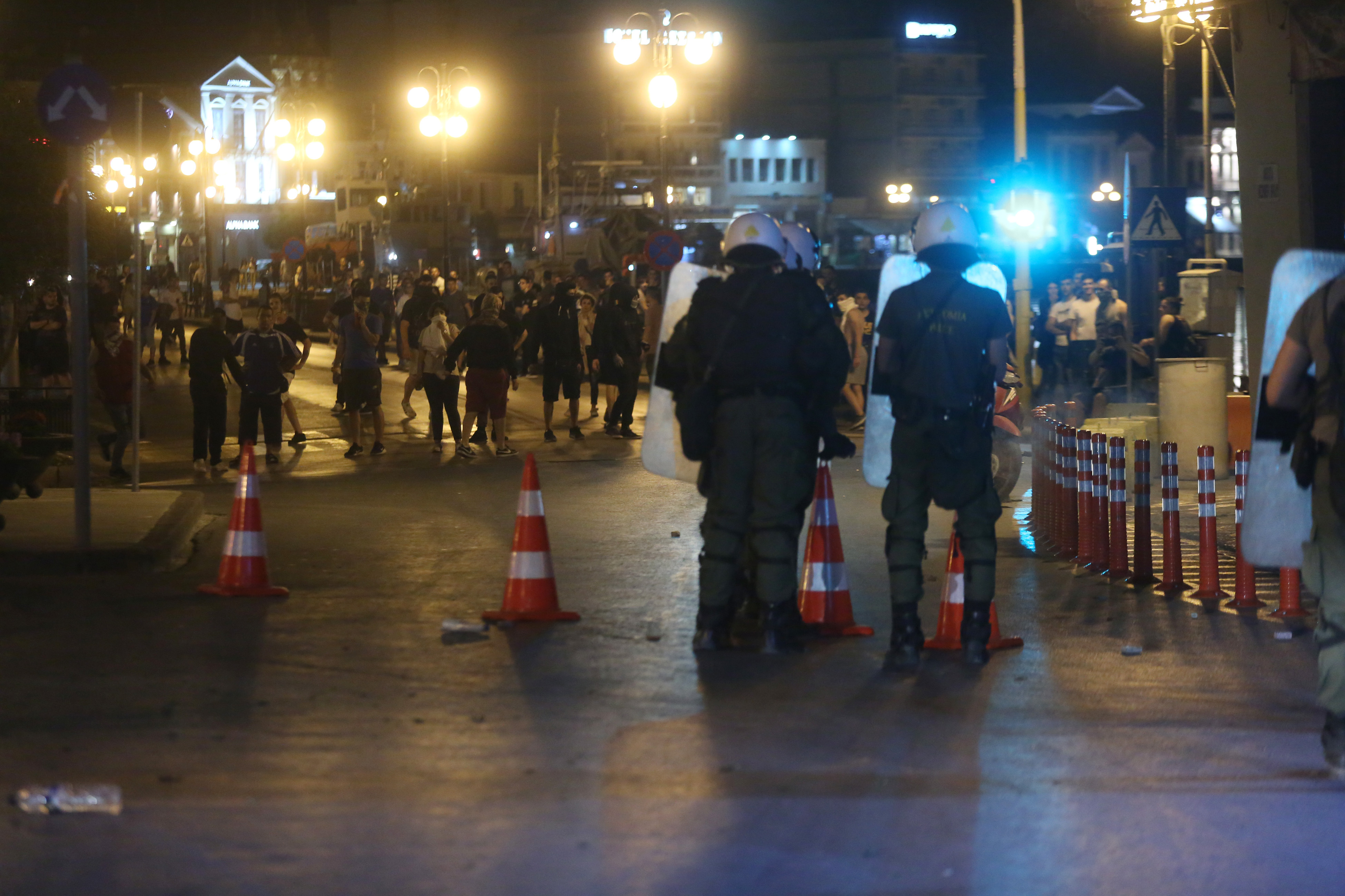 Μυτιλήνη: Επεισόδια από ομάδα νεαρών που προσπαθούσαν να φθάσουν στη γενική γραμματεία Αιγαίου και Νησιωτικής Πολιτικής-2