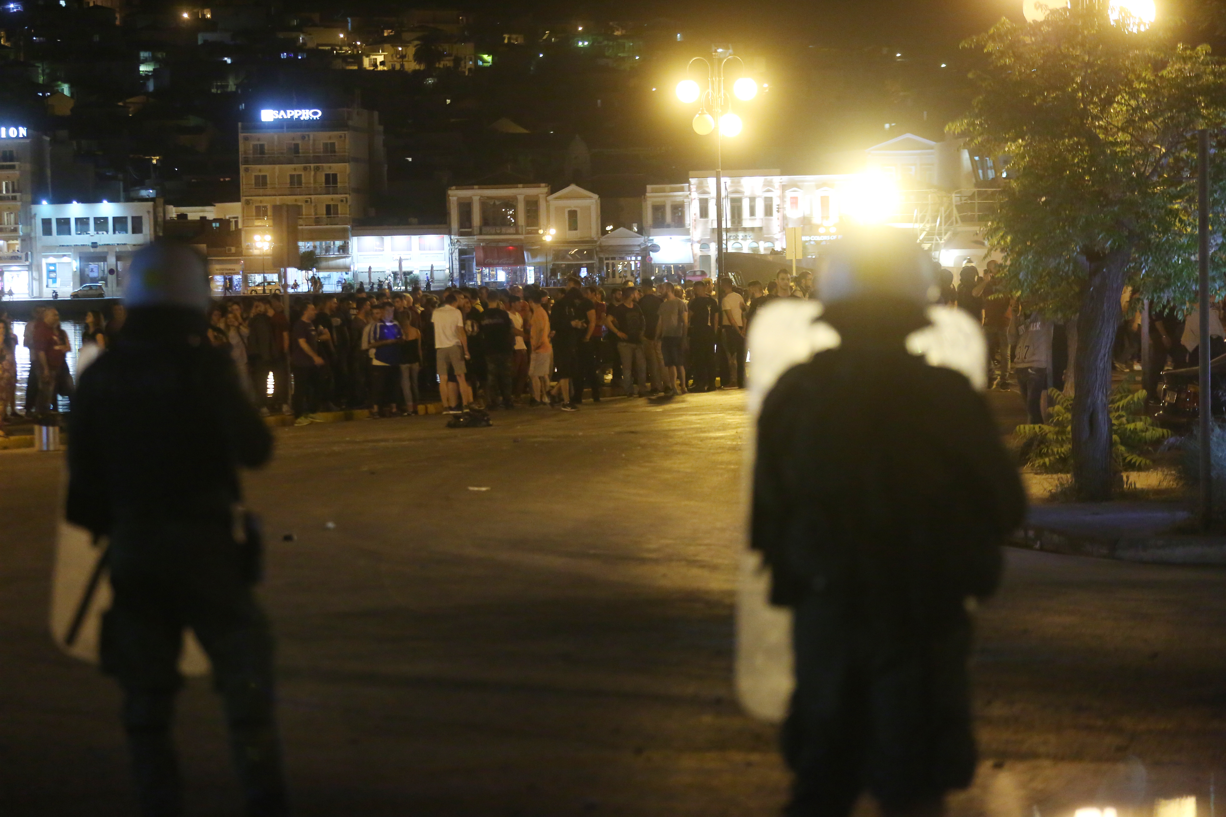 Μυτιλήνη: Επεισόδια από ομάδα νεαρών που προσπαθούσαν να φθάσουν στη γενική γραμματεία Αιγαίου και Νησιωτικής Πολιτικής-1