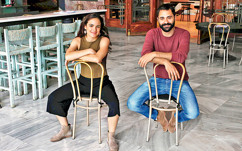 Τι γυρεύουν μία αρχιτέκτων και ένας γιατρός στο… σανίδι;-1