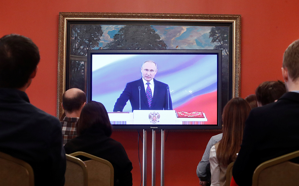 Ορκίστηκε για τέταρτη θητεία o Πούτιν – Πρότεινε τον Μεντβέντεφ για πρωθυπουργό-6