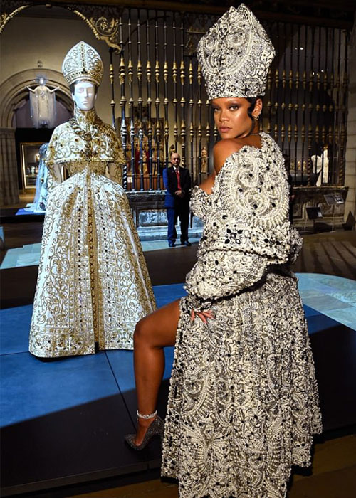 H RiRi εμφανίστηκε ως θηλυκός Πάπας και το Twitter την ”σταύρωσε”-1