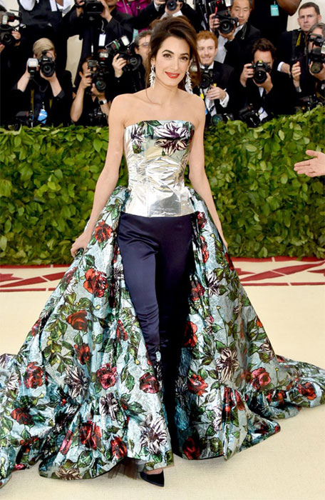 Το κρυφό νόημα πίσω από το φόρεμα της Amal Clooney και τα κόκκινα τριαντάφυλλα-1