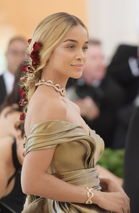 Το κρυφό νόημα πίσω από το φόρεμα της Amal Clooney και τα κόκκινα τριαντάφυλλα-2