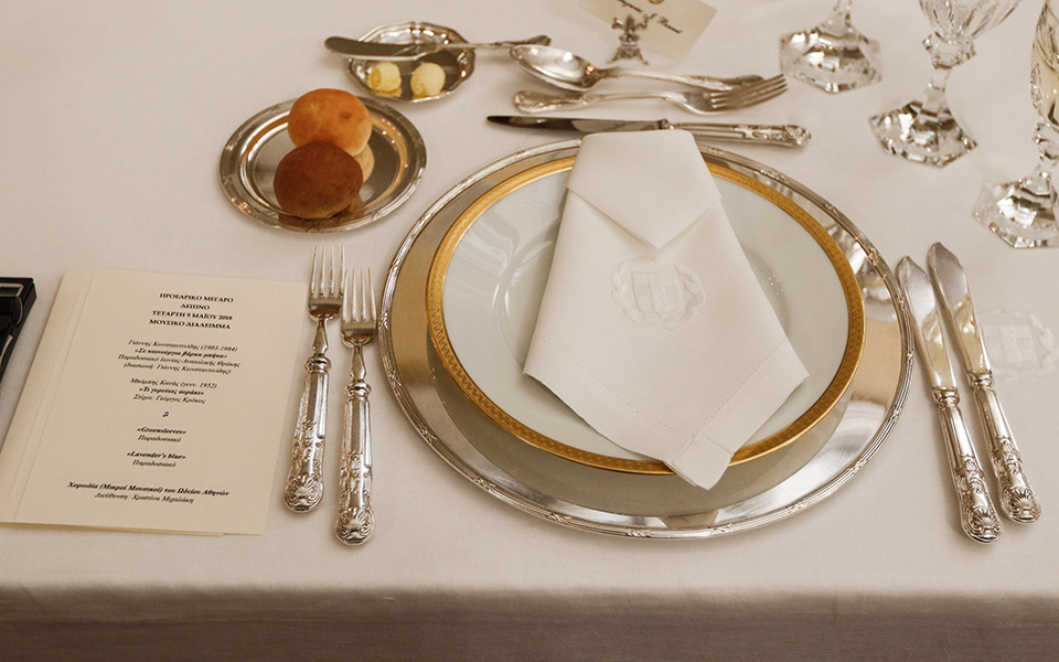 Κάρολος: «Είμαστε όλοι Ελληνες» – Καρέ καρέ το δείπνο στο Προεδρικό Μέγαρο (φωτο-βίντεο)-1