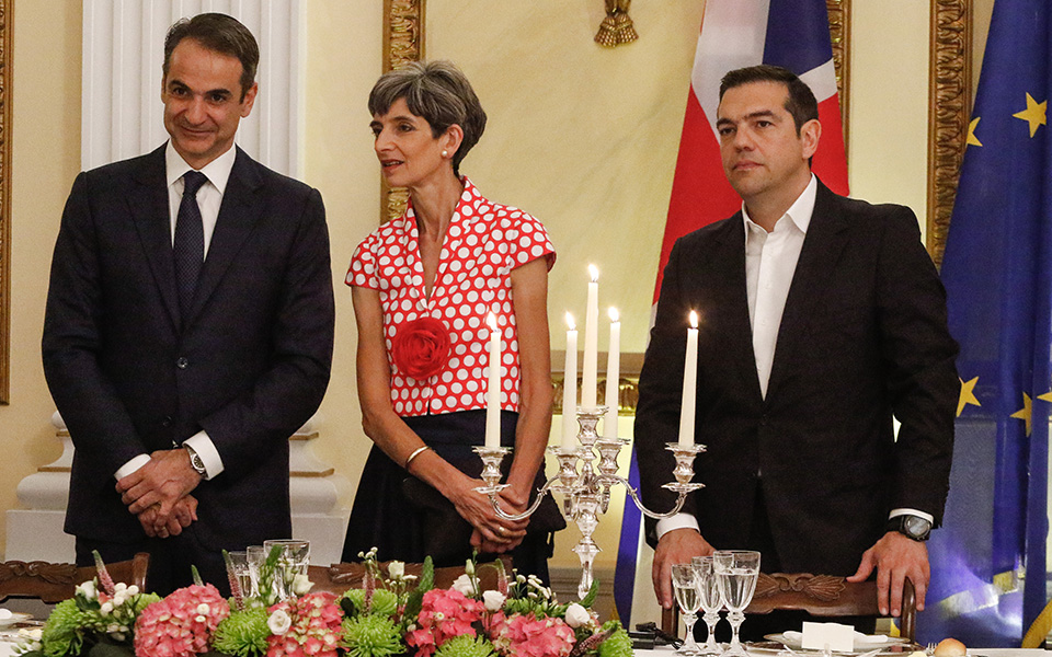 Κάρολος: «Είμαστε όλοι Ελληνες» – Καρέ καρέ το δείπνο στο Προεδρικό Μέγαρο (φωτο-βίντεο)-12