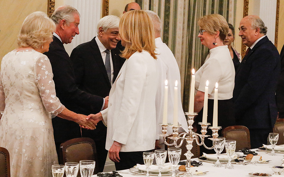 Κάρολος: «Είμαστε όλοι Ελληνες» – Καρέ καρέ το δείπνο στο Προεδρικό Μέγαρο (φωτο-βίντεο)-14