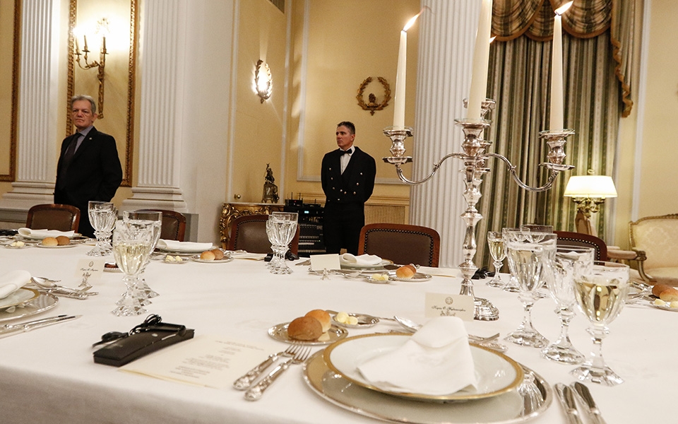 Κάρολος: «Είμαστε όλοι Ελληνες» – Καρέ καρέ το δείπνο στο Προεδρικό Μέγαρο (φωτο-βίντεο)-2