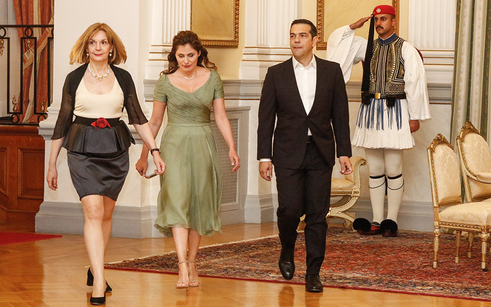 Κάρολος: «Είμαστε όλοι Ελληνες» – Καρέ καρέ το δείπνο στο Προεδρικό Μέγαρο (φωτο-βίντεο)-19