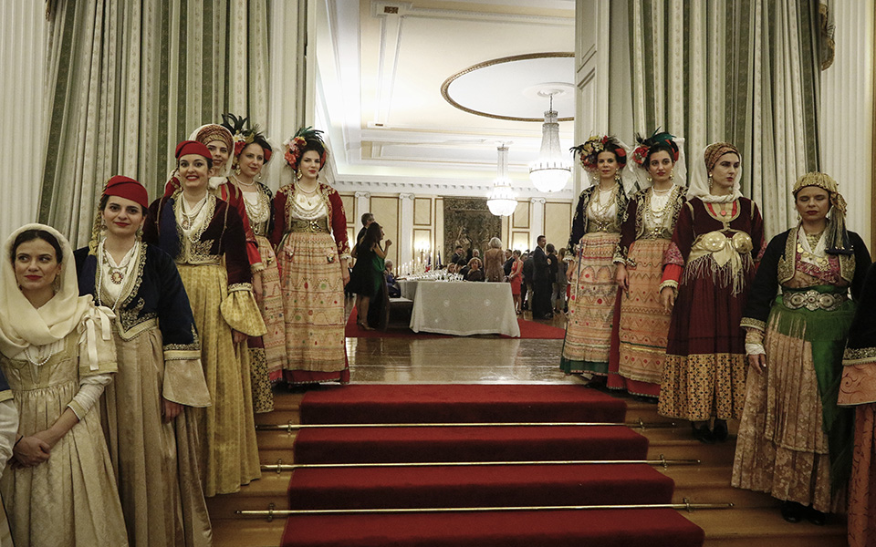 Κάρολος: «Είμαστε όλοι Ελληνες» – Καρέ καρέ το δείπνο στο Προεδρικό Μέγαρο (φωτο-βίντεο)-20