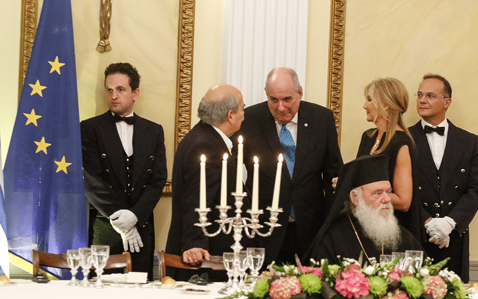 Κάρολος: «Είμαστε όλοι Ελληνες» – Καρέ καρέ το δείπνο στο Προεδρικό Μέγαρο (φωτο-βίντεο)-5