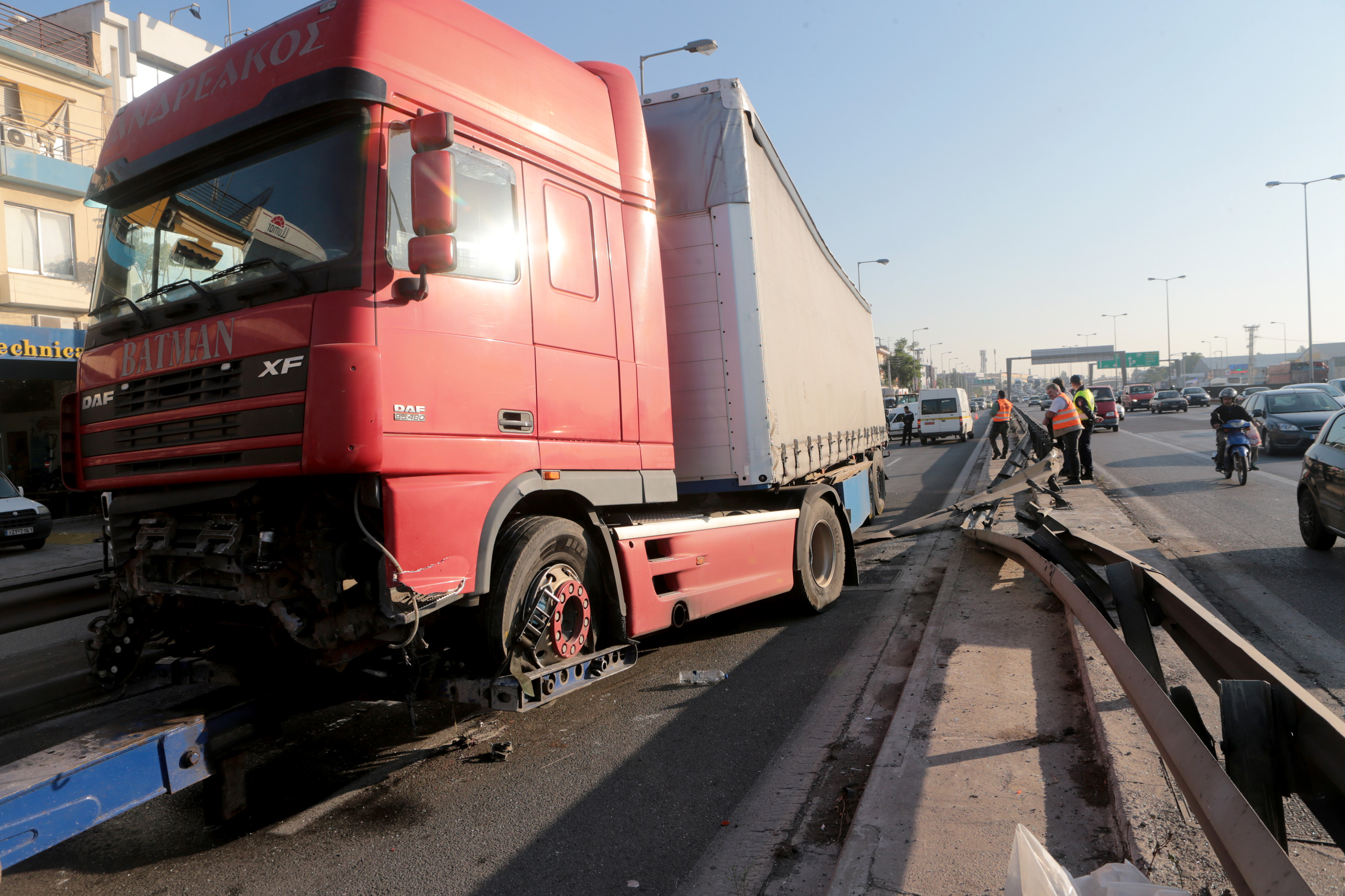 Φωτογραφίες από το τραγικό δυστύχημα στη Λεωφόρο Κηφισού – Νταλίκα συγκρούστηκε με ΙΧ, δύο νεκροί-1