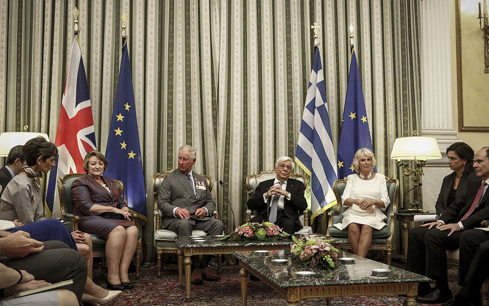 Στην Ελλάδα Κάρολος – Καμίλα: «Εχω μόνο θερμά λόγια για τη σχέση των δύο χωρών» (φωτό-βίντεο)-3