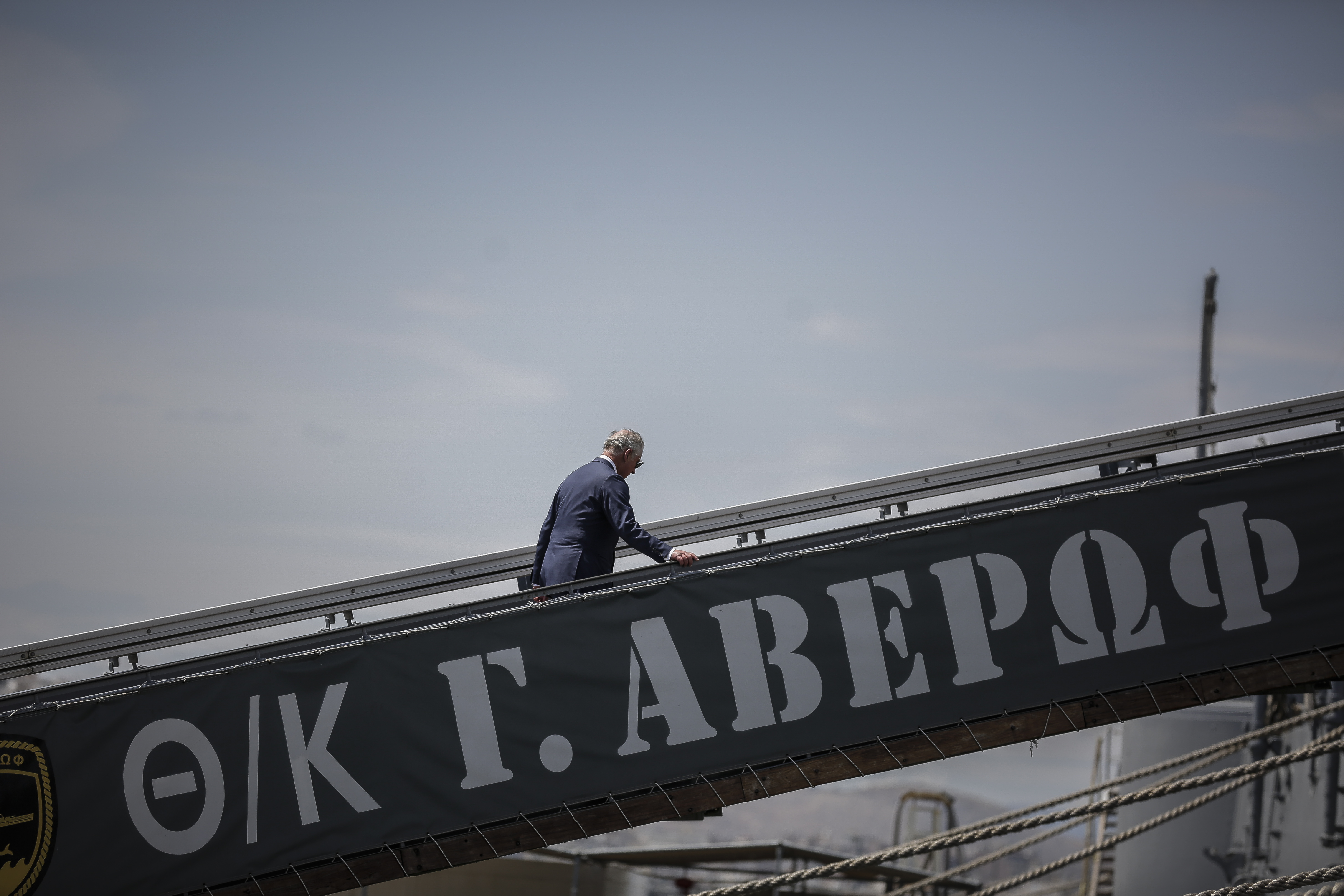 Στον Πειραιά ο Κάρολος: Πτήση στη μνήμη του Γ. Μπαλταδώρου από τα «Red Arrows» (φωτογραφίες – βίντεο)-8