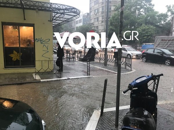 Χάος προκάλεσε στη Θεσσαλονίκη η σφοδρή καταιγίδα – Απεγκλωβίστηκαν μαθητές από τον Λευκό Πύργο-3