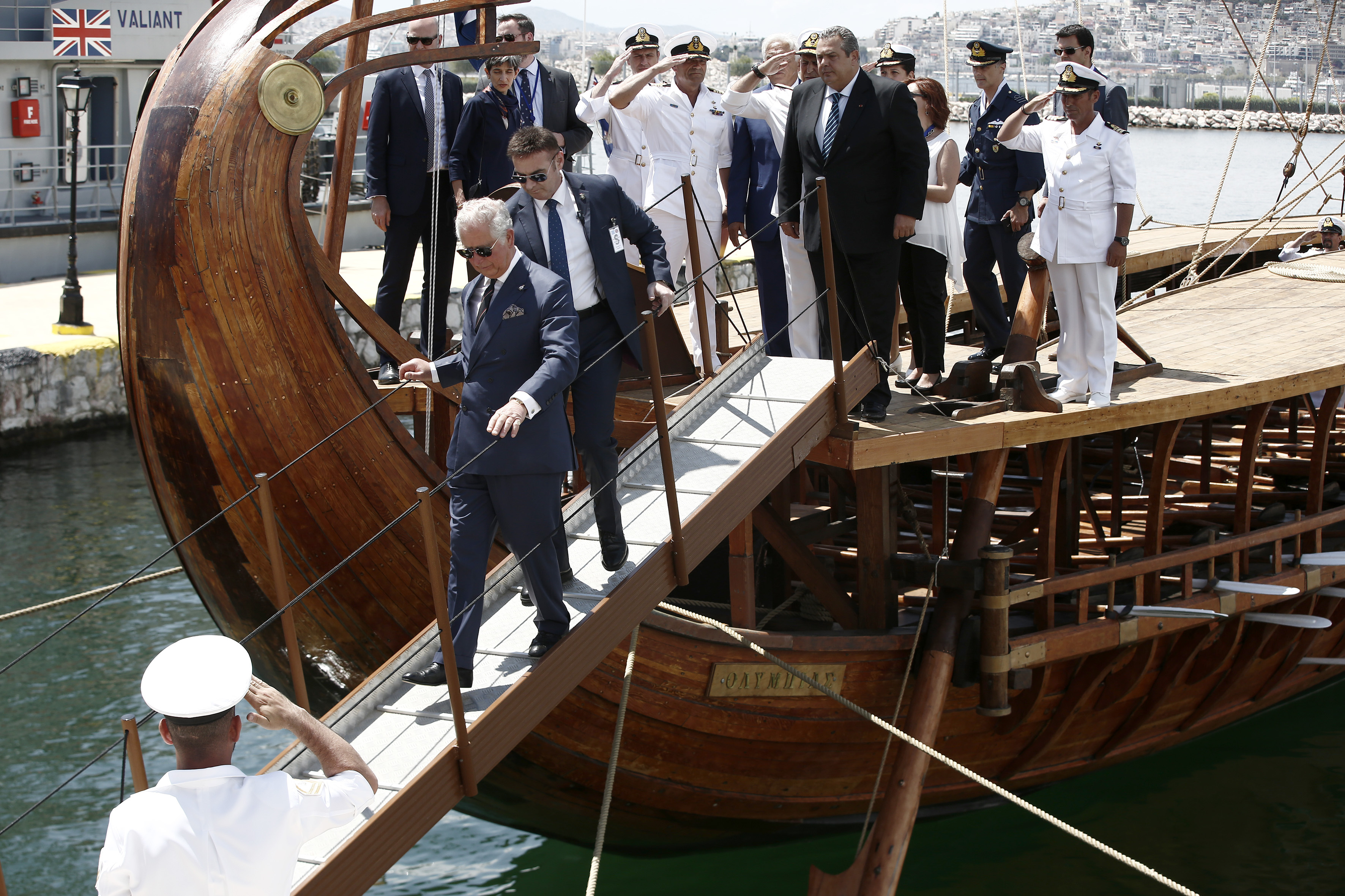 Στον Πειραιά ο Κάρολος: Πτήση στη μνήμη του Γ. Μπαλταδώρου από τα «Red Arrows» (φωτογραφίες – βίντεο)-3