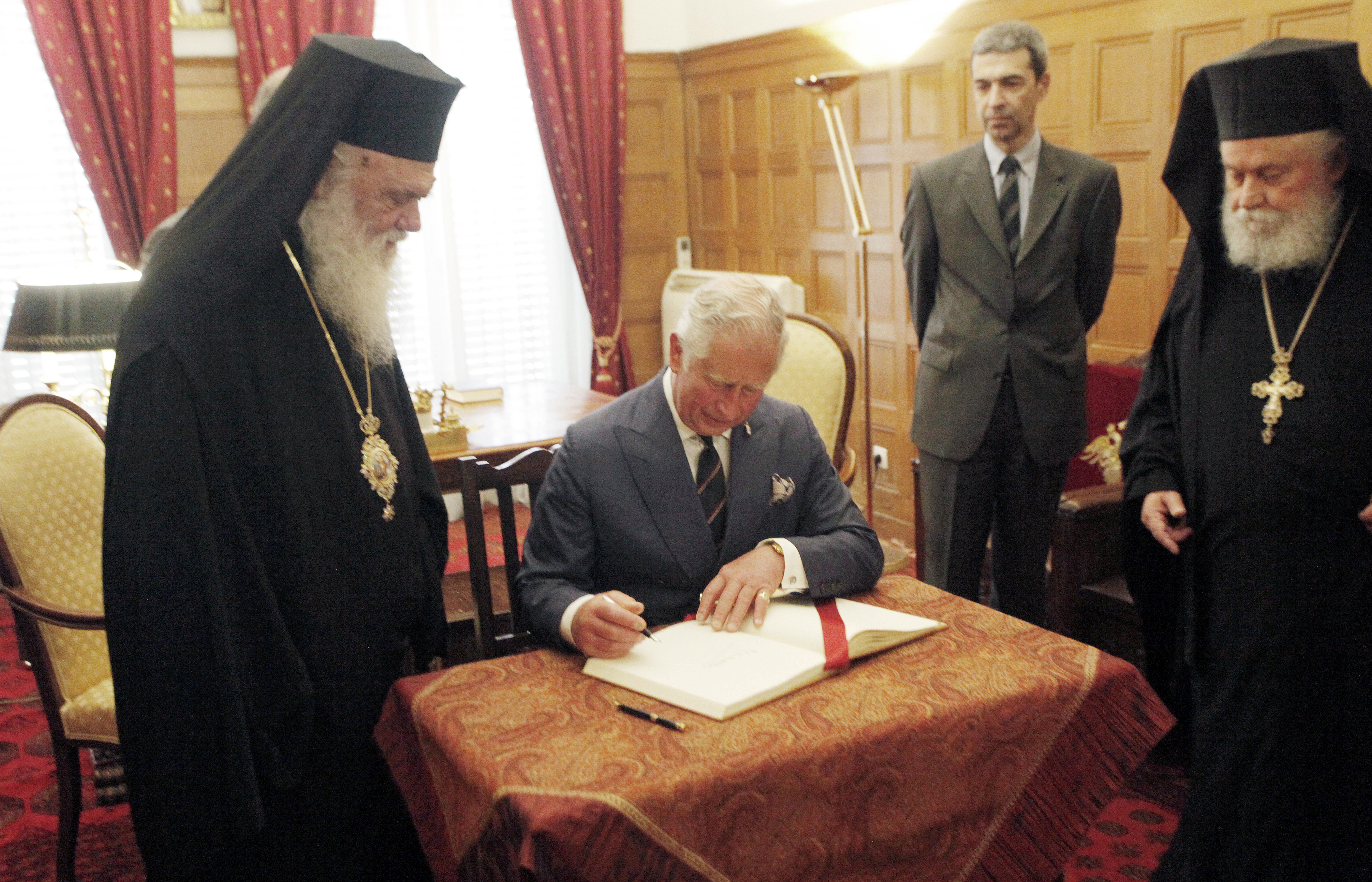 Στον Πειραιά ο Κάρολος: Πτήση στη μνήμη του Γ. Μπαλταδώρου από τα «Red Arrows» (φωτογραφίες – βίντεο)-22