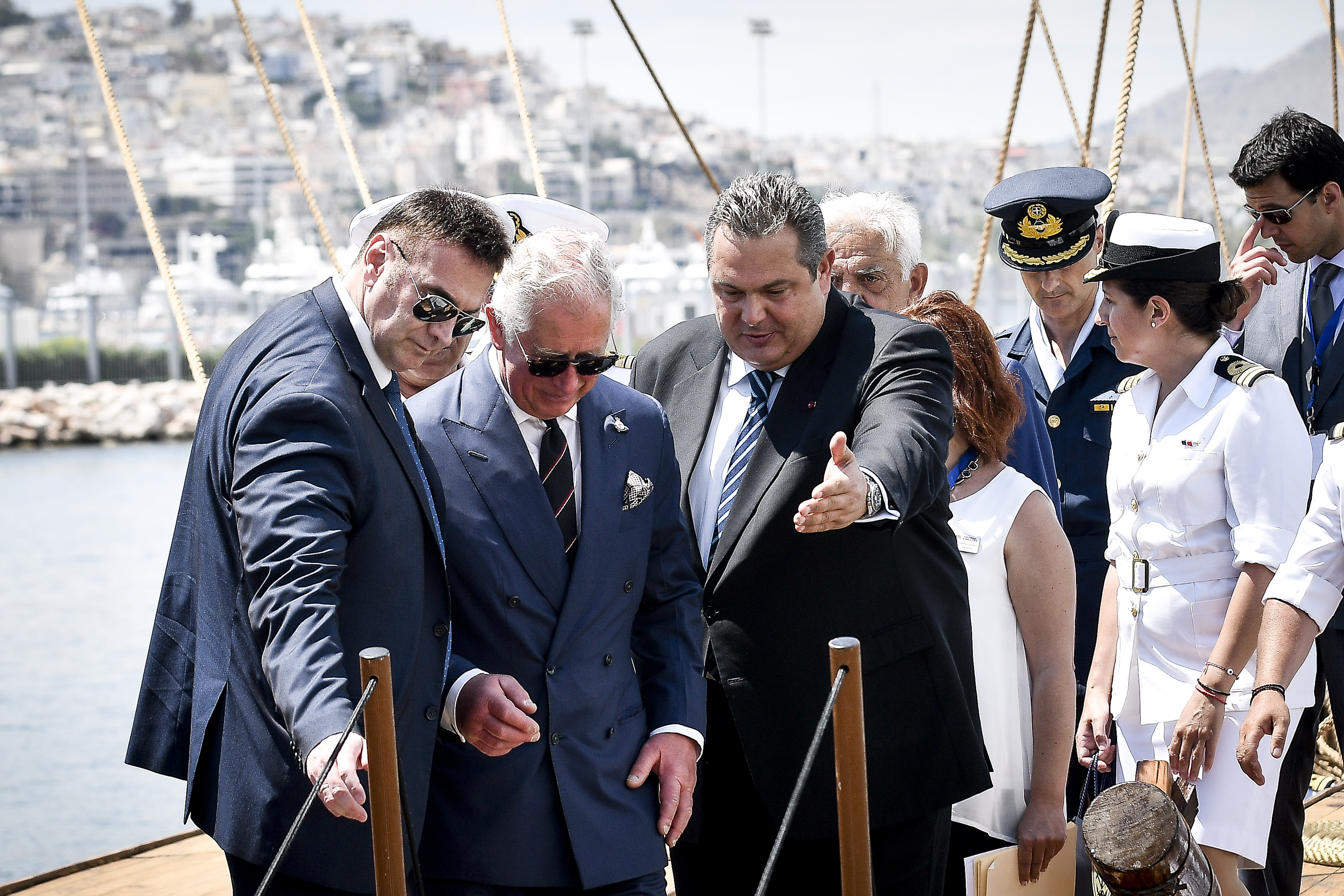 Στον Πειραιά ο Κάρολος: Πτήση στη μνήμη του Γ. Μπαλταδώρου από τα «Red Arrows» (φωτογραφίες – βίντεο)-4