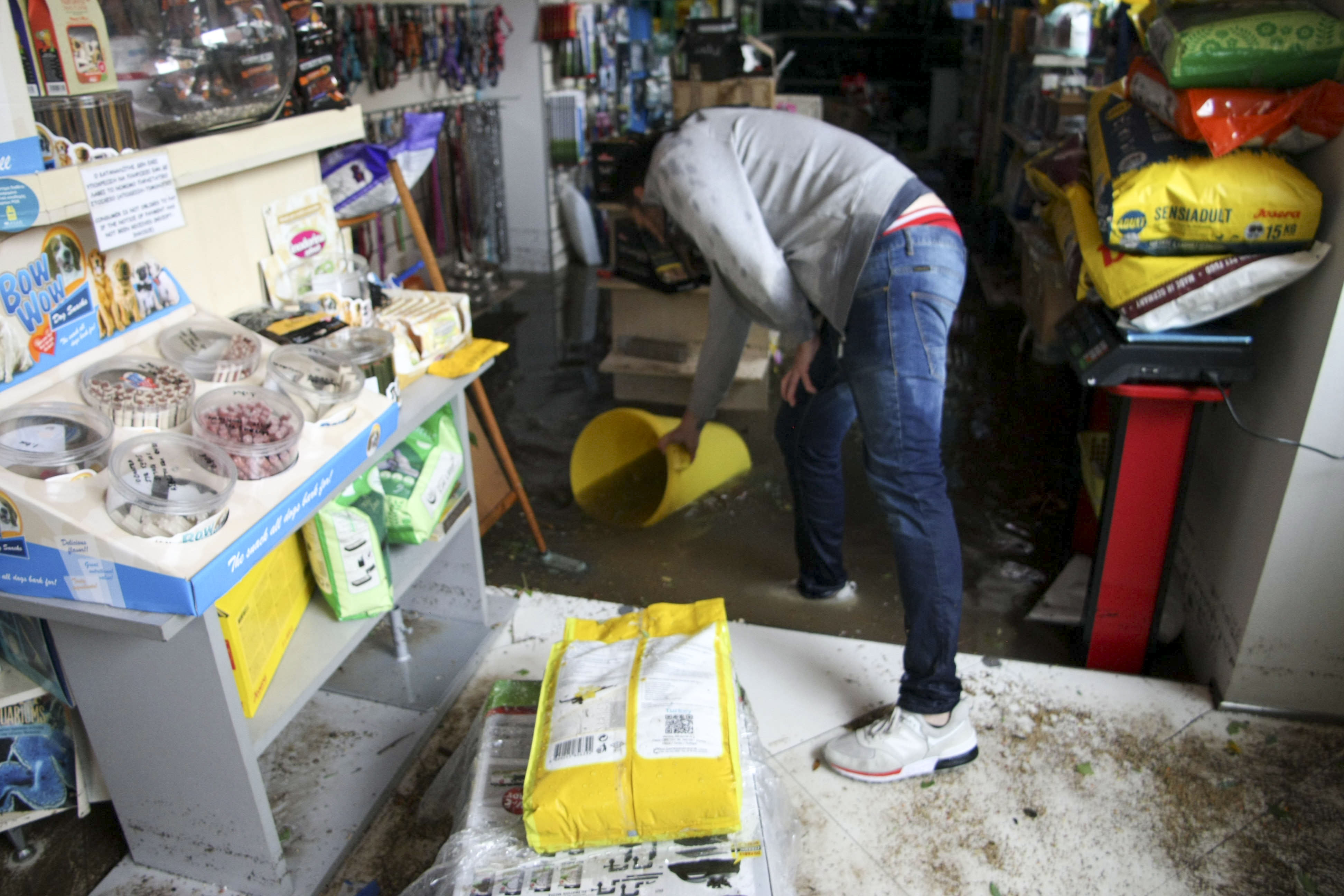Χάος προκάλεσε στη Θεσσαλονίκη η σφοδρή καταιγίδα – Απεγκλωβίστηκαν μαθητές από τον Λευκό Πύργο-5