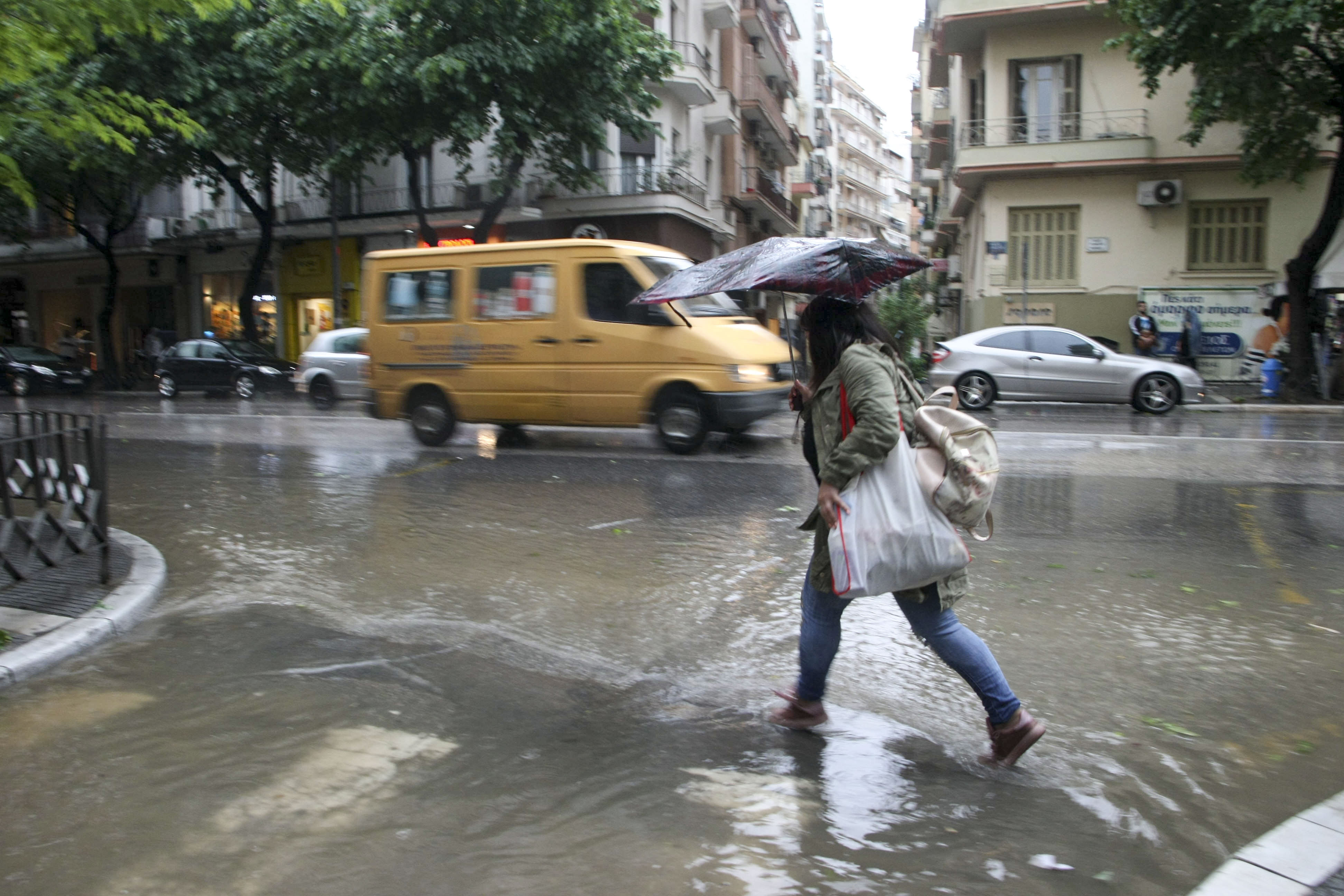 Χάος προκάλεσε στη Θεσσαλονίκη η σφοδρή καταιγίδα – Απεγκλωβίστηκαν μαθητές από τον Λευκό Πύργο-6