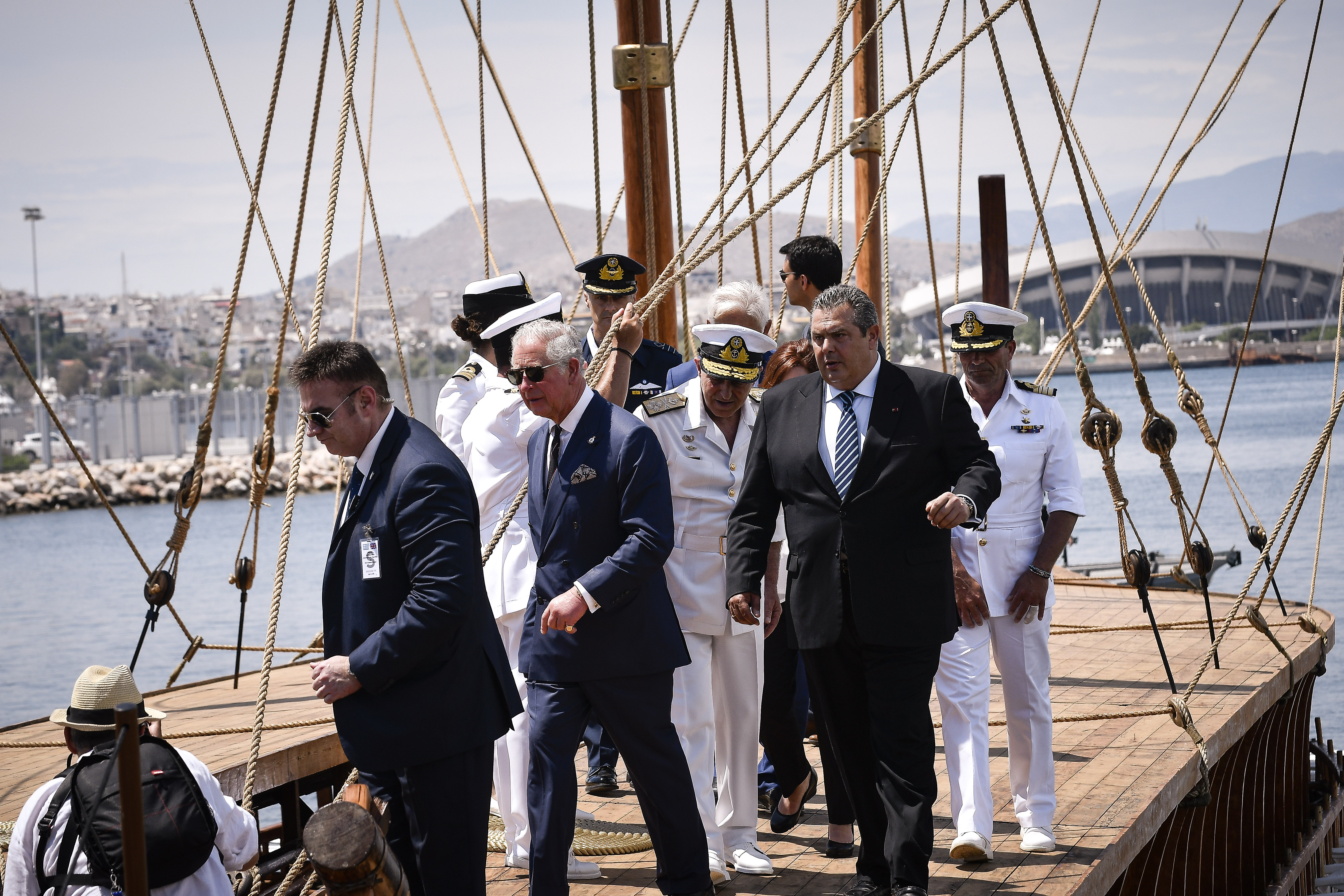 Στον Πειραιά ο Κάρολος: Πτήση στη μνήμη του Γ. Μπαλταδώρου από τα «Red Arrows» (φωτογραφίες – βίντεο)-7