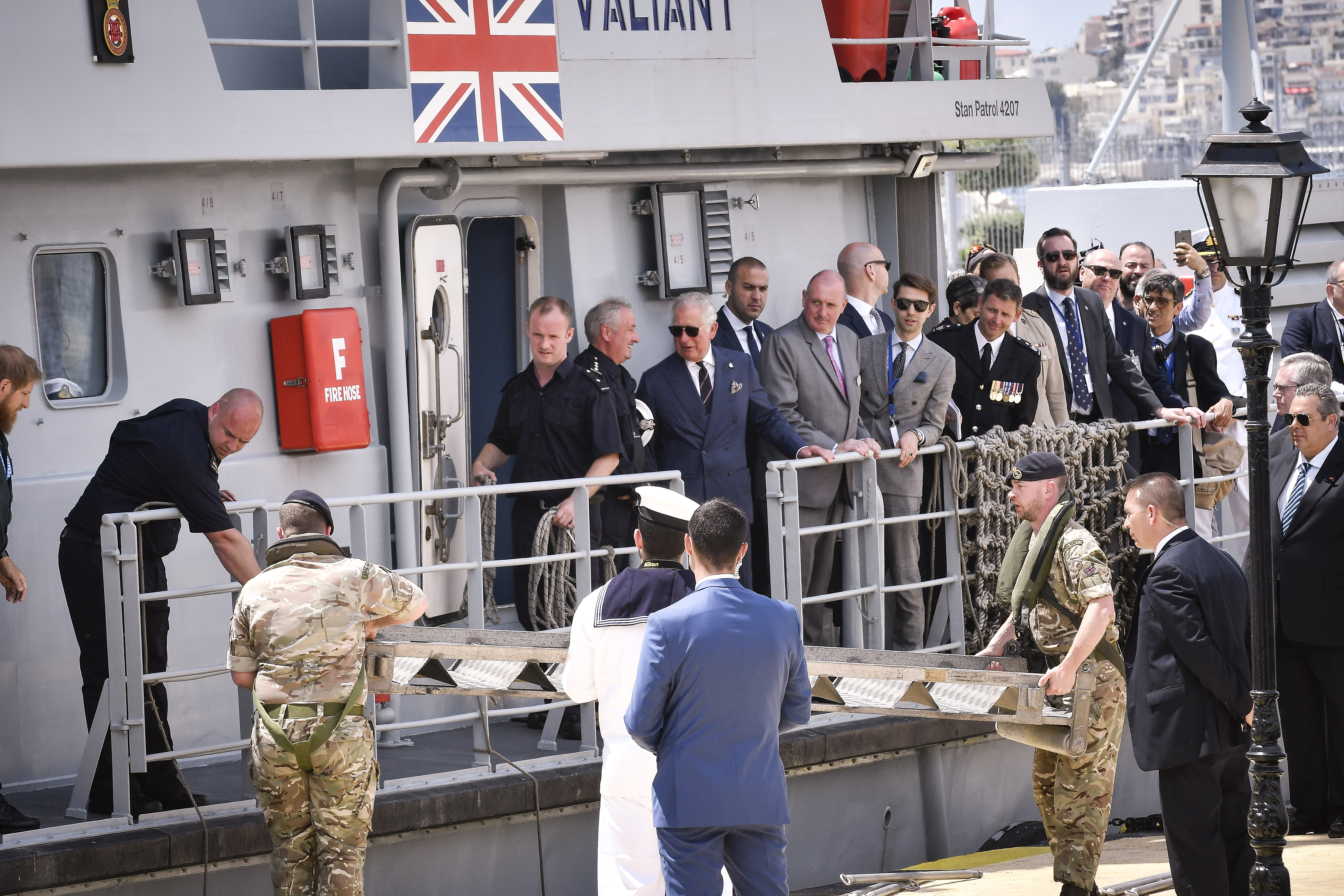 Στον Πειραιά ο Κάρολος: Πτήση στη μνήμη του Γ. Μπαλταδώρου από τα «Red Arrows» (φωτογραφίες – βίντεο)-2