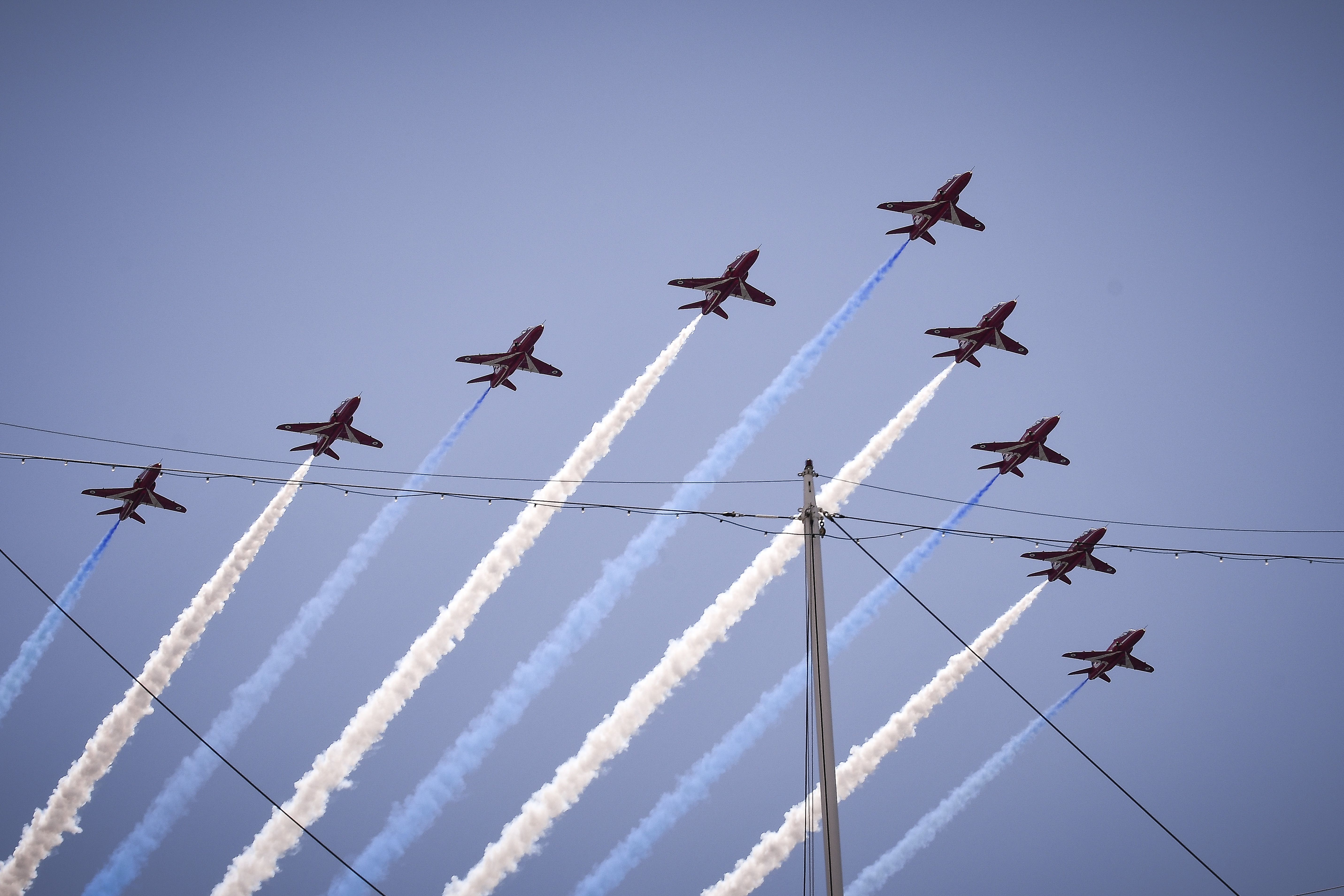Στον Πειραιά ο Κάρολος: Πτήση στη μνήμη του Γ. Μπαλταδώρου από τα «Red Arrows» (φωτογραφίες – βίντεο)-6