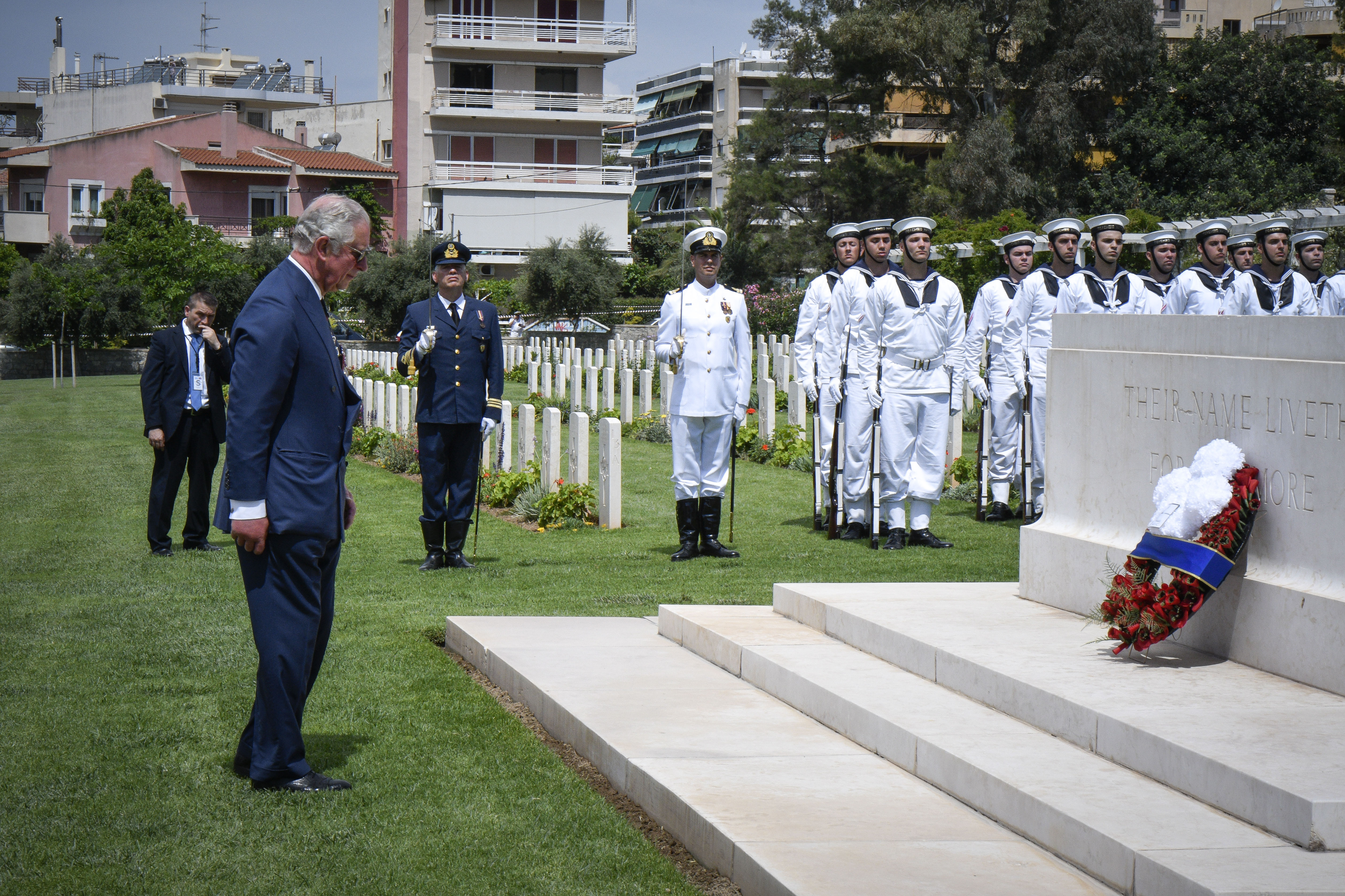 Στον Πειραιά ο Κάρολος: Πτήση στη μνήμη του Γ. Μπαλταδώρου από τα «Red Arrows» (φωτογραφίες – βίντεο)-19